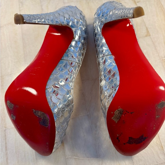 Christian Louboutin Silver Scaled Peep-Toe Heels, size 39 mint condition - Picture 6 of 10